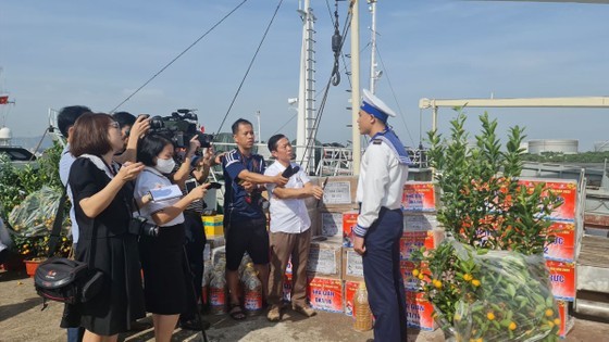 A naval soldier answers the questions in a media interview. (Photo: SGGP)