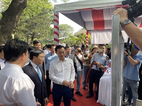 Minister of Transport Nguyen Van Thang (2nd, L) and Vice Chairman of the HCMC People’s Committee Bui Xuan Cuong (3rd, L) attend the groundbreaking ceremony. (Photo: SGGP) Minister of Transport Nguyen Van Thang (2nd, L) and Vice Chairman of the HCMC People’s Committee Bui Xuan Cuong (3rd, L) attend the groundbreaking ceremony. (Photo: SGGP)
