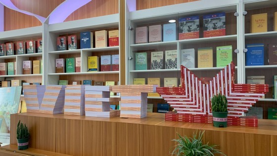 Hundreds of selected books are displayed in the exhibition. (Photo: SGGP) Hundreds of selected books are displayed in the exhibition. (Photo: SGGP)
