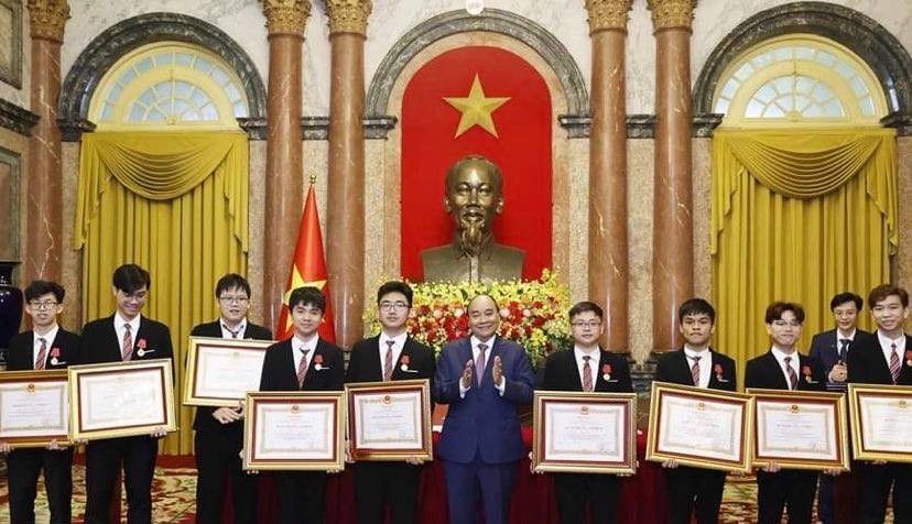 President Nguyen Xuan Phuc presents the Labour Orders to students. (Photo: VNA) President Nguyen Xuan Phuc presents the Labour Orders to students. (Photo: VNA)