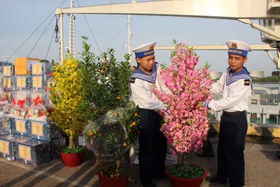 Bringing Tet gifts to soldiers on duty at DK1 Platform Bringing Tet gifts to soldiers on duty at DK1 Platform