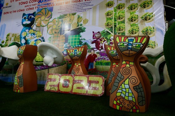 The 2023 Lunar New Year is the year of the cat that is chosen as the sacred animal of Nguyen Hue Flower Street this year. (Photo: SGGP)