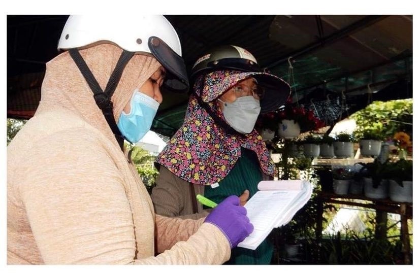 Traders purchase flowers to transport to Bac Lieu and Ca Mau provinces.