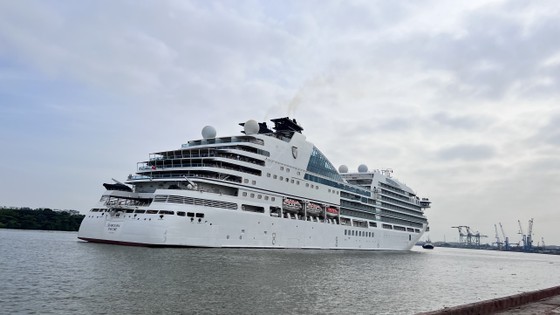 The luxury cruise ship Seabourn Encore docks at Nha Rong Harbor in HCMC on December 31. (Photo: SGGP) The luxury cruise ship Seabourn Encore docks at Nha Rong Harbor in HCMC on December 31. (Photo: SGGP)