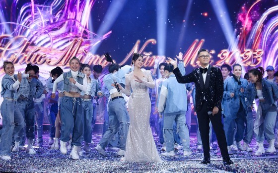 Emcees Duc Bao (R) and Thuy Linh Emcees Duc Bao (R) and Thuy Linh