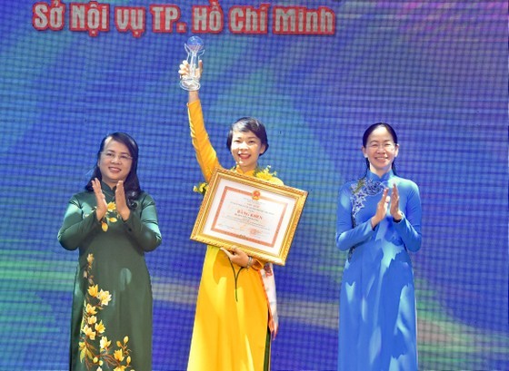 Chairwoman of the Vietnam Fatherland Front in HCMC, Tran Kim Yen (L) congratulates Nguyen Thi Hai Ha (C), a specialist of the Department of the administrative building and youth’s work of the HCMC Department of Home Affairs. (Photo: SGGP) Chairwoman of the Vietnam Fatherland Front in HCMC, Tran Kim Yen (L) congratulates Nguyen Thi Hai Ha (C), a specialist of the Department of the administrative building and youth’s work of the HCMC Department of Home Affairs. (Photo: SGGP)