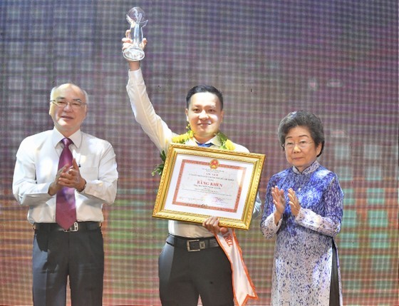 Head of the Propaganda and Education Board of the HCMC Party Committee, Phan Nguyen Nhu Khue (L) honors Nguyen Ngoc Luon (C), Secretary of the Youth Union of Thien Lo Shoe Joint Stock Company in District 12. (Photo: SGGP) Head of the Propaganda and Education Board of the HCMC Party Committee, Phan Nguyen Nhu Khue (L) honors Nguyen Ngoc Luon (C), Secretary of the Youth Union of Thien Lo Shoe Joint Stock Company in District 12. (Photo: SGGP)