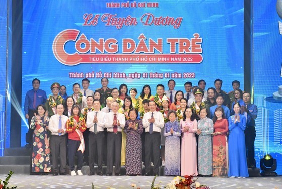 Leaders and former leaders congratulate 12 outstanding young citizens of the city in 2022. (Photo: SGGP) Leaders and former leaders congratulate 12 outstanding young citizens of the city in 2022. (Photo: SGGP)
