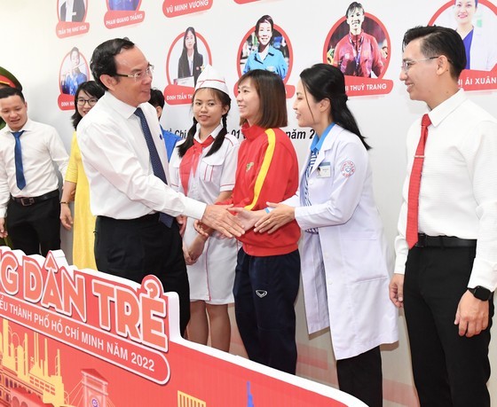 Secretary of the HCMC Party Committee, Nguyen Van Nen congratulates outstanding young citizens of the city in 2022. (Photo: SGGP) Secretary of the HCMC Party Committee, Nguyen Van Nen congratulates outstanding young citizens of the city in 2022. (Photo: SGGP)