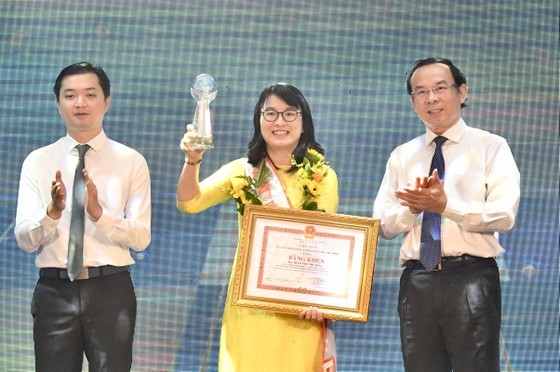 Secretary of the HCMC Party Committee, Nguyen Van Nen (R) honors Tran Thi Nhu Hoa (C), a teacher of the Materials Science and Technology Department of the HCMC University of Natural Sciences - Vietnam National University. (Photo: SGGP) Secretary of the HCMC Party Committee, Nguyen Van Nen (R) honors Tran Thi Nhu Hoa (C), a teacher of the Materials Science and Technology Department of the HCMC University of Natural Sciences - Vietnam National University. (Photo: SGGP)