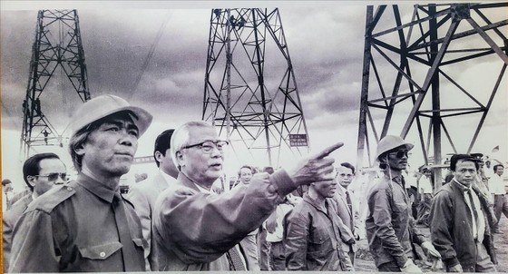 Prime Minister Vo Van Kiet directs the construction of the North - South 500kv transmission line. Prime Minister Vo Van Kiet directs the construction of the North - South 500kv transmission line.