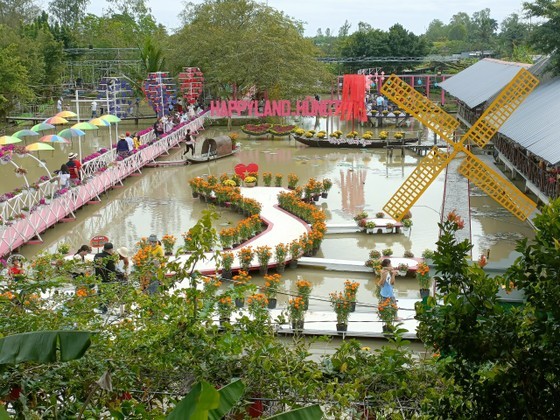 The &quot;Happy Land&quot; tourist area in Dong Thap Province attracts many visitors. (Photo: SGGP)