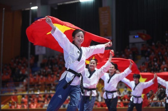 Members of the Vietnamese Taekwondo squad celebrate first gold medal at the poomsae event on the first competition day at SEA Games 31 on May 15, 2022. (Photo: SGGP) Members of the Vietnamese Taekwondo squad celebrate first gold medal at the poomsae event on the first competition day at SEA Games 31 on May 15, 2022. (Photo: SGGP)
