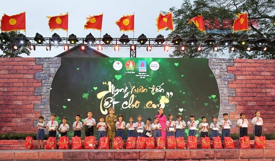 The organization board of the Tet festival 2023 offers Tet gifts to disadvantaged children. (Photo: SGGP)