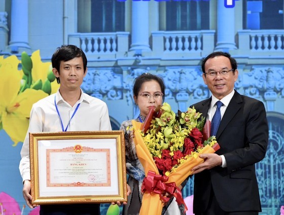 Secretary of the HCMC Party Committee, Nguyen Van Nen (R) offers the Prime Minister's certificate of merit to Ms. Le Thi My Chau, Chairwoman of the Vinafirst Joint Stock Company. (Photo: SGGP) Secretary of the HCMC Party Committee, Nguyen Van Nen (R) offers the Prime Minister's certificate of merit to Ms. Le Thi My Chau, Chairwoman of the Vinafirst Joint Stock Company. (Photo: SGGP)