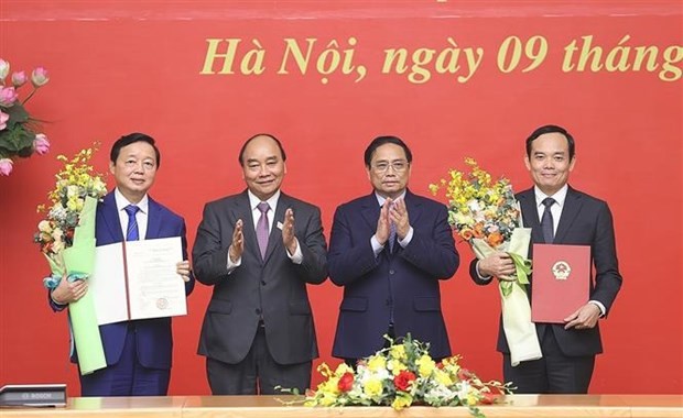 Appointment decisions handed over to new Deputy Prime Ministers Tran Hong Ha (1st, L) and Tran Luu Quang (1st, R). (Photo: VNA)
