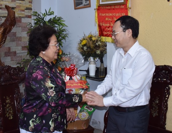 Vice Secretary of the HCMC Party Committee Nguyen Van Hieu (R) extends Tet greetings to former member of the Standing Committee of the National Assembly cum former Chairperson of the National Assembly's Committee for Social Affairs Nguyen Thi Hoai Thu. (Photo: SGGP) Vice Secretary of the HCMC Party Committee Nguyen Van Hieu (R) extends Tet greetings to former member of the Standing Committee of the National Assembly cum former Chairperson of the National Assembly's Committee for Social Affairs Nguyen Thi Hoai Thu. (Photo: SGGP)
