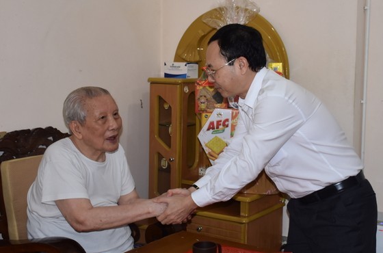 Vice Secretary of the HCMC Party Committee Nguyen Van Hieu (R) wishes former member of the Standing Committee of the HCMC Party Committee Nguyen Ngoc An a happy Tet and to continue to live a happy and healthy life. (Photo: SGGP) Vice Secretary of the HCMC Party Committee Nguyen Van Hieu (R) wishes former member of the Standing Committee of the HCMC Party Committee Nguyen Ngoc An a happy Tet and to continue to live a happy and healthy life. (Photo: SGGP)