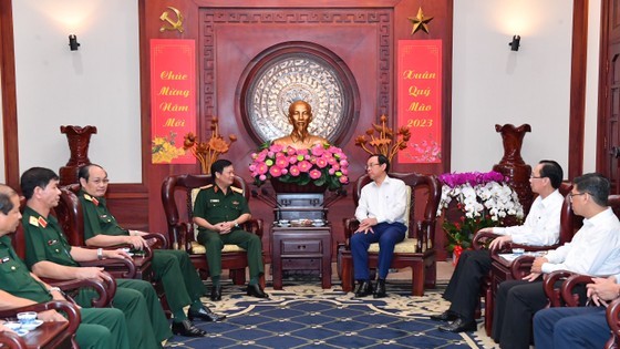 Secretary of the HCMC Party Committee Nguyen Van Nen (R) receives the delegation led by Lieutenant General Tran Hoai Trung, Political Commissar of the Military Region 7 on January 9. (Photo: SGGP)