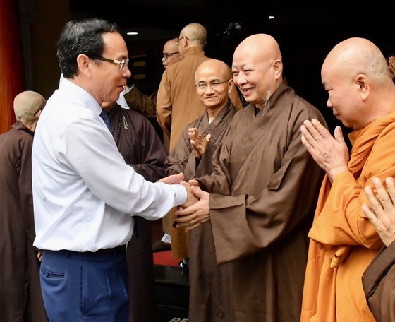 The city’s Party Chief pays a Tet visit to the Executive Council of the Vietnam Buddhist Sangha in HCMC and Most Venerable Thich Le Trang, head of the Executive Committee of the Vietnam Buddhist Sangha in the city. (Photo: SGGP)