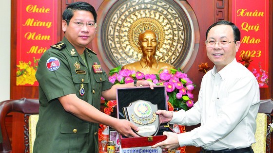 Vice Secretary of the HCMC Party Committee Nguyen Van Hieu (R) receives a delegation of the Royal Cambodian Army’s Guard High Command led by its Deputy Commander-in-Chief, Lt. Gen. Nop Roat Nimol, on January 10. (Photo: SGGP) Vice Secretary of the HCMC Party Committee Nguyen Van Hieu (R) receives a delegation of the Royal Cambodian Army’s Guard High Command led by its Deputy Commander-in-Chief, Lt. Gen. Nop Roat Nimol, on January 10. (Photo: SGGP)