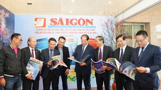Delegates visit Sai Gon Giai Phong Newspaper&apos;s booth. (Photo: SGGP)
