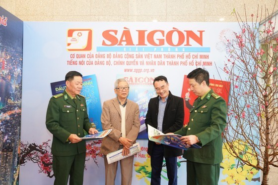 Readers visit Sai Gon Giai Phong Newspaper&apos;s stall. (Photo: SGGP)