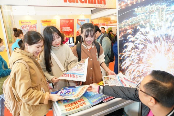 Students of journalism faculty visits Sai Gon Giai Phong Newspaper&apos;s booth. (Photo: SGGP)
