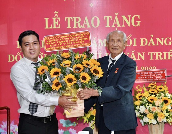 Secretary of the Party Committee of Vo Thi Sau Ward congratulates Mr. Le Van Triet. (Photo: SGGP) Secretary of the Party Committee of Vo Thi Sau Ward congratulates Mr. Le Van Triet. (Photo: SGGP)