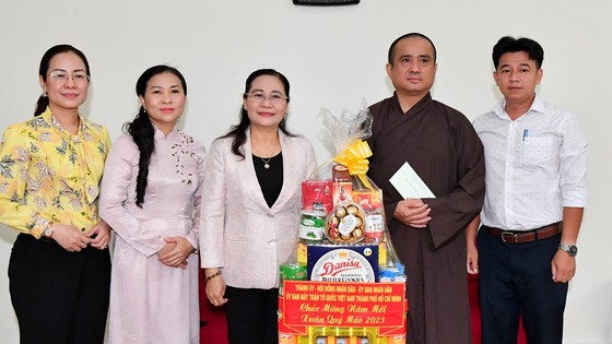 The delegation visits the Giac Ngo (Buddhist Enlightenment) Newspaper. (Photo: SGGP)