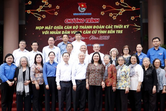 The delegation of HCMC officials attends the visit to Ben Tre Province. (Photo: SGGP)