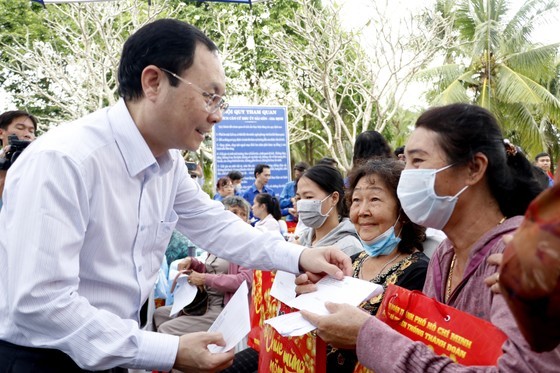 Vice Secretary of the HCMC Party Committee Nguyen Van Hieu presents Tet gifts to families under the preferential treatment policy. (Photo: SGGP)