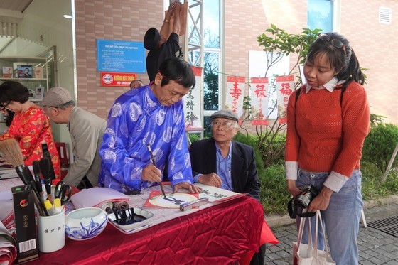 Readers attend a calligraphy performance at the festival. (Photo: SGGP) Readers attend a calligraphy performance at the festival. (Photo: SGGP)