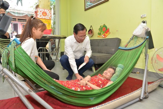 Mr.Mai visits the family of Le Huu Cong. (Photo: SGGP)