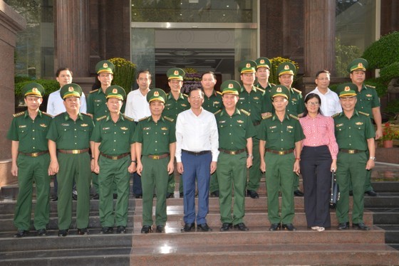 Chairman of the HCMC People’s Committee Phan Van Mai (C) pays a Tet visit to the HCMC Border Guard High Command. (Photo: SGGP)