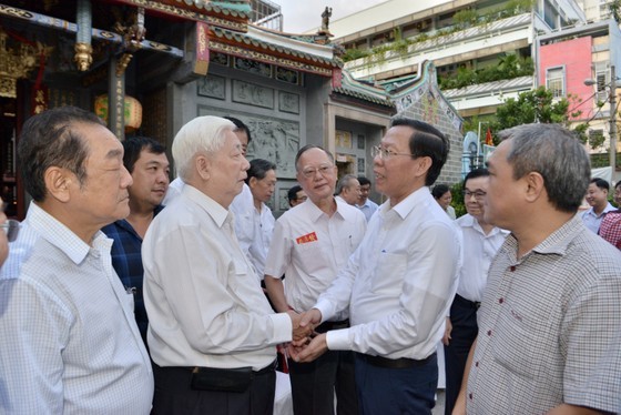 Chairman of the HCMC People’s Committee Phan Van Mai (2nd, R) extends Tet greetings to the Nghia An Chinese club house. (Photo: SGGP)