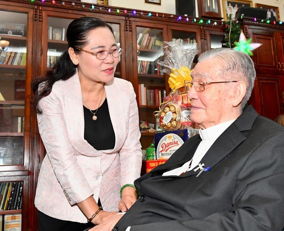 Chairwoman of the HCMC People’s Council Nguyen Thi Le visits Cardinal Pham Minh Man. (Photo: SGGP)
