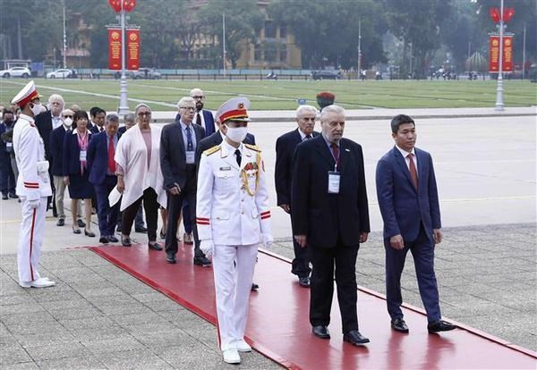International delegations pay tribute to President Ho Chi Minh at his mausoleum(Photo: VNA) International delegations pay tribute to President Ho Chi Minh at his mausoleum(Photo: VNA)