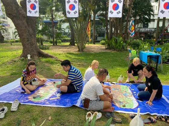 Korean visitors enjoy Vietnamese folk games at the festival. (Photo: SGGP)