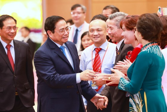 Prime Minister Pham Minh Chinh meets overseas Vietnamese attending the &quot;Xuan Que huong&quot; (Homeland Spring) program. (Photo: SGGP)