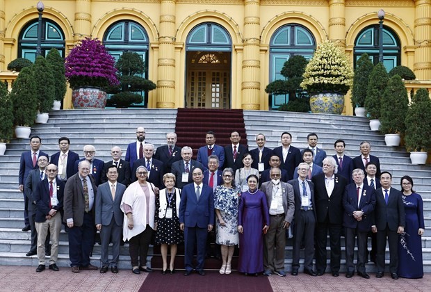 President Nguyen Xuan Phuc hosts international guests who come to Vietnam for the celebration of the 50th anniversary of the Paris Peace Accords. (Photo: VNA)