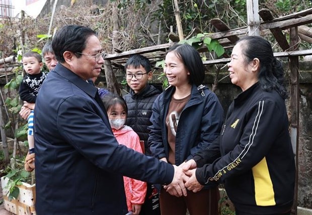 Prime Minister Pham Minh Chinh meets people in Nam Van commune, Nam Dinh city. (Photo: VNA)