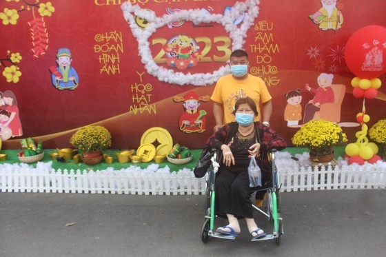 Patients and their relatives take photos at flower street in the hospital. (Photo: SGGP)