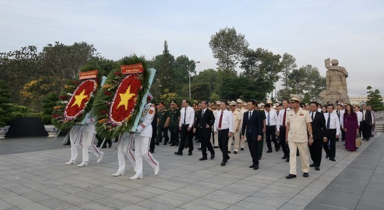 HCMC’s leaders offer incense and laid wreaths at Ho Chi Minh City Martyrs Cemetery. (Photo: Sggp)