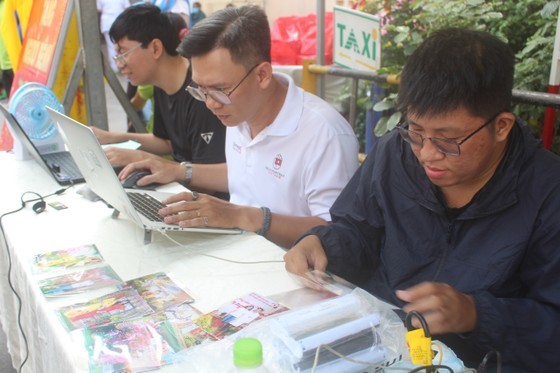 The photography team is on duty to serve patients and their family members. (Photo: SGGP)