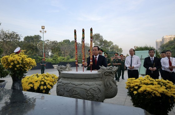 HCMC’s leaders offer incenses to martyrs in Ho Chi Minh City Martyrs' Cemetery. (Photo: SGGP)