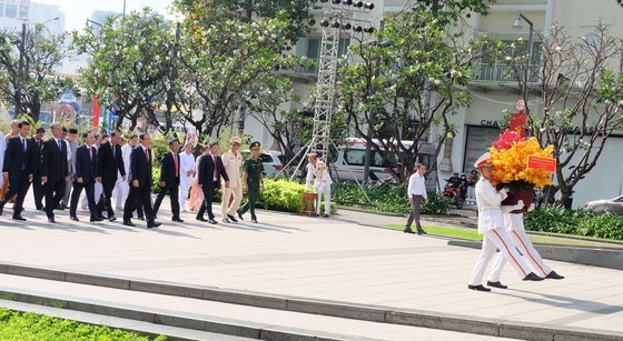 The delegation offer flowers to the statues of the late President Ho Chi Minh at President Ho Chi Minh Statue Park in District 1. (Photo: SGGP)