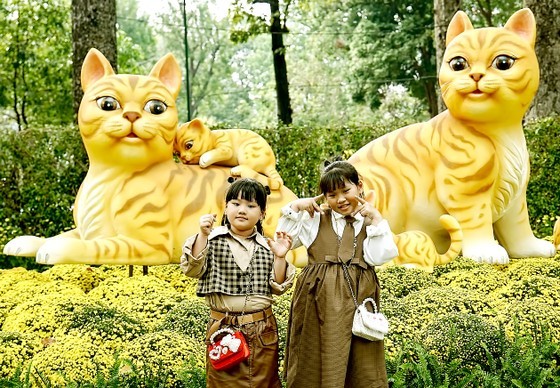 Children take photos at Tao Dan Spring Flower Festival 2023. (Photo: SGGP) Children take photos at Tao Dan Spring Flower Festival 2023. (Photo: SGGP)