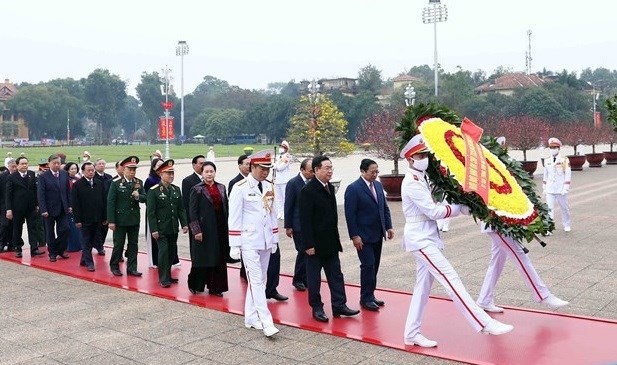 Delegation of the Party Central Committee, the President, the National Assembly, the Government, and the Vietnam Fatherland Front Central Committee pays tribute to President Ho Chi Minh at his mausoleum (Photo: VNA) Delegation of the Party Central Committee, the President, the National Assembly, the Government, and the Vietnam Fatherland Front Central Committee pays tribute to President Ho Chi Minh at his mausoleum (Photo: VNA)