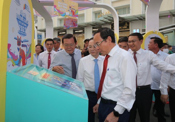 Secretary of the HCMC Party Committee Nguyen Van Nen and city's leaders attend the event. (Photo: SGGP)